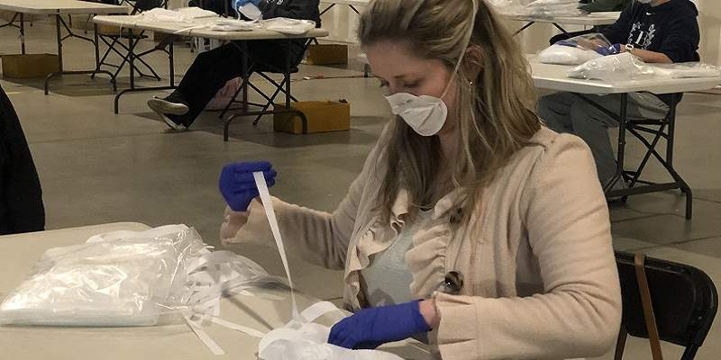 A Textron Systems Employee Volunteering at Johns Hopkins.